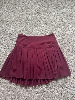 Gold Hinge Pleated Tennis Skirt in Burgundy | Size M | 15”